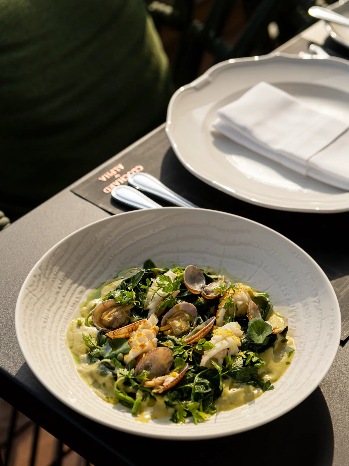 Καλαμάρι σχάρας με κυδώνια και χόρτα στο τραπέζι